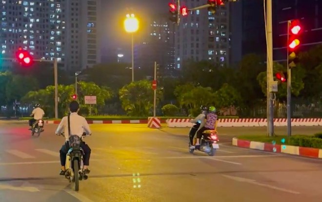 The latest regulation on motorbike penalties to stop the red light stop.