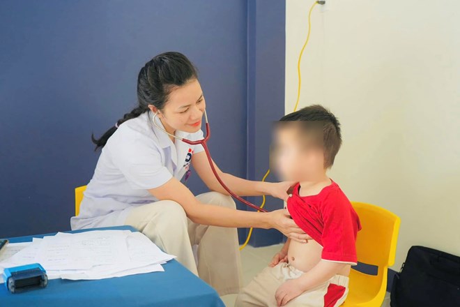 The sky was cold, hundreds of Nghe An children were hospitalized due to seasonal flu. Photo: Hai Dang