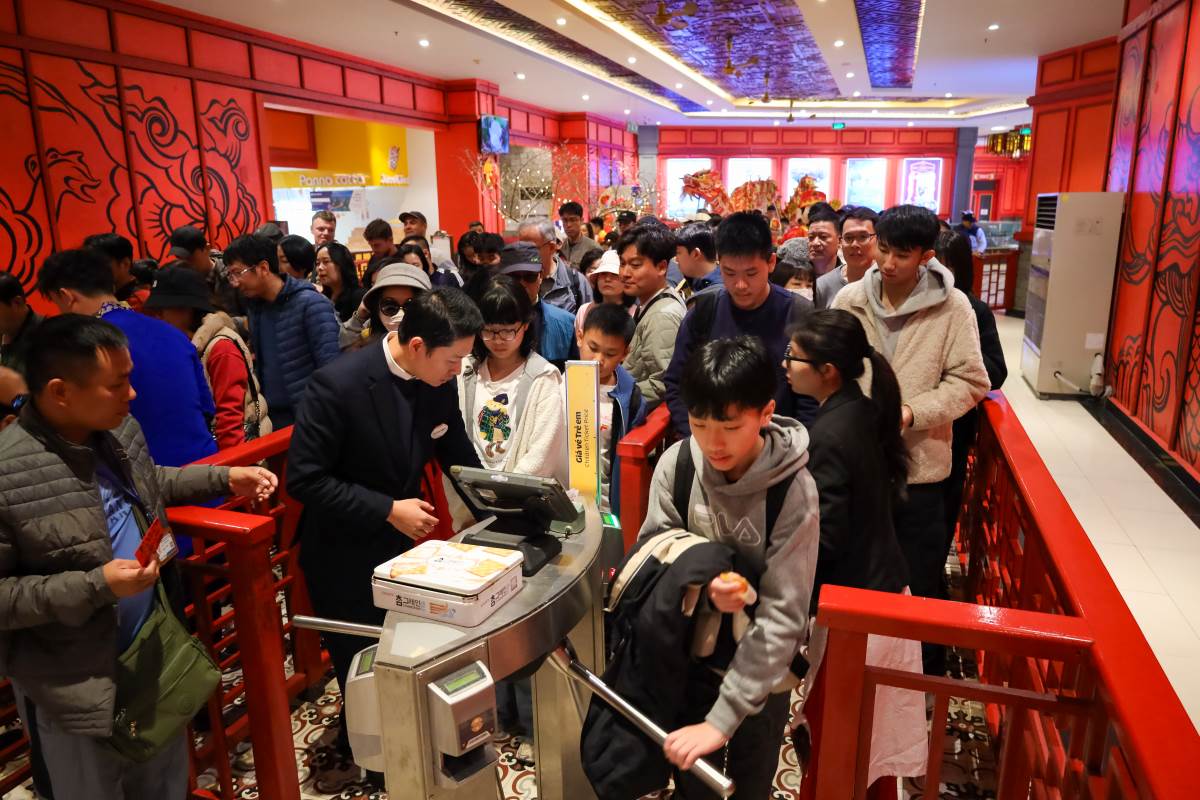 Tourists at Sunworld Ha Long play area on the Lunar New Year 2025. Photo: Nguyen Hung
