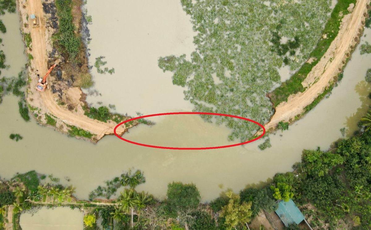 Doan bo song Nha Le bi vo (dau khoanh do) do nha may gach lay nuoc vao ao nuoi ca. Anh: Minh Hoang