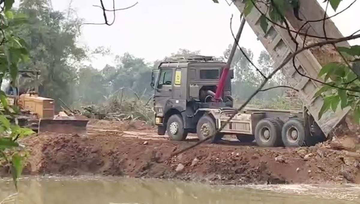 Huy dong may moc, phuong tien khac phuc su co vo bo song Nha Le. Anh: Minh Hoang