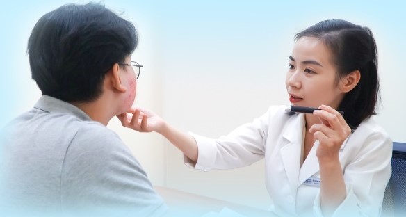 Doctors examine skin for patients. Photo: BVCC