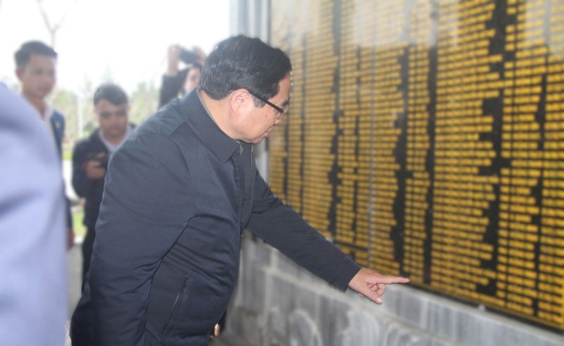 Thu tuong Pham Minh Chinh cung doan cong tac dang huong tai Nha bia ghi danh Liet si que Thanh Hoa. Anh: Nguyen Hoang