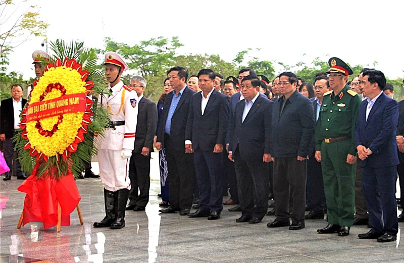 Thu tuong Chinh phu Pham Minh Chinh cung doan cong tac dang hoa, dang huong Tuong dai Me Viet Nam Anh hung tai xa Tam Phu, TP Tam Ky, Quang Nam. Anh: Nguyen Hoang