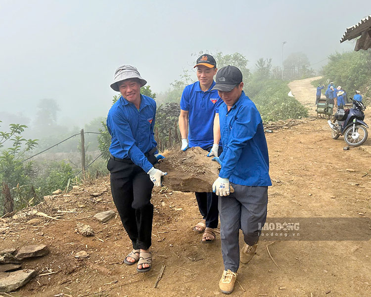 Doan vien thanh nien tham gia xay dung ban du lich cong dong Nam Cum.