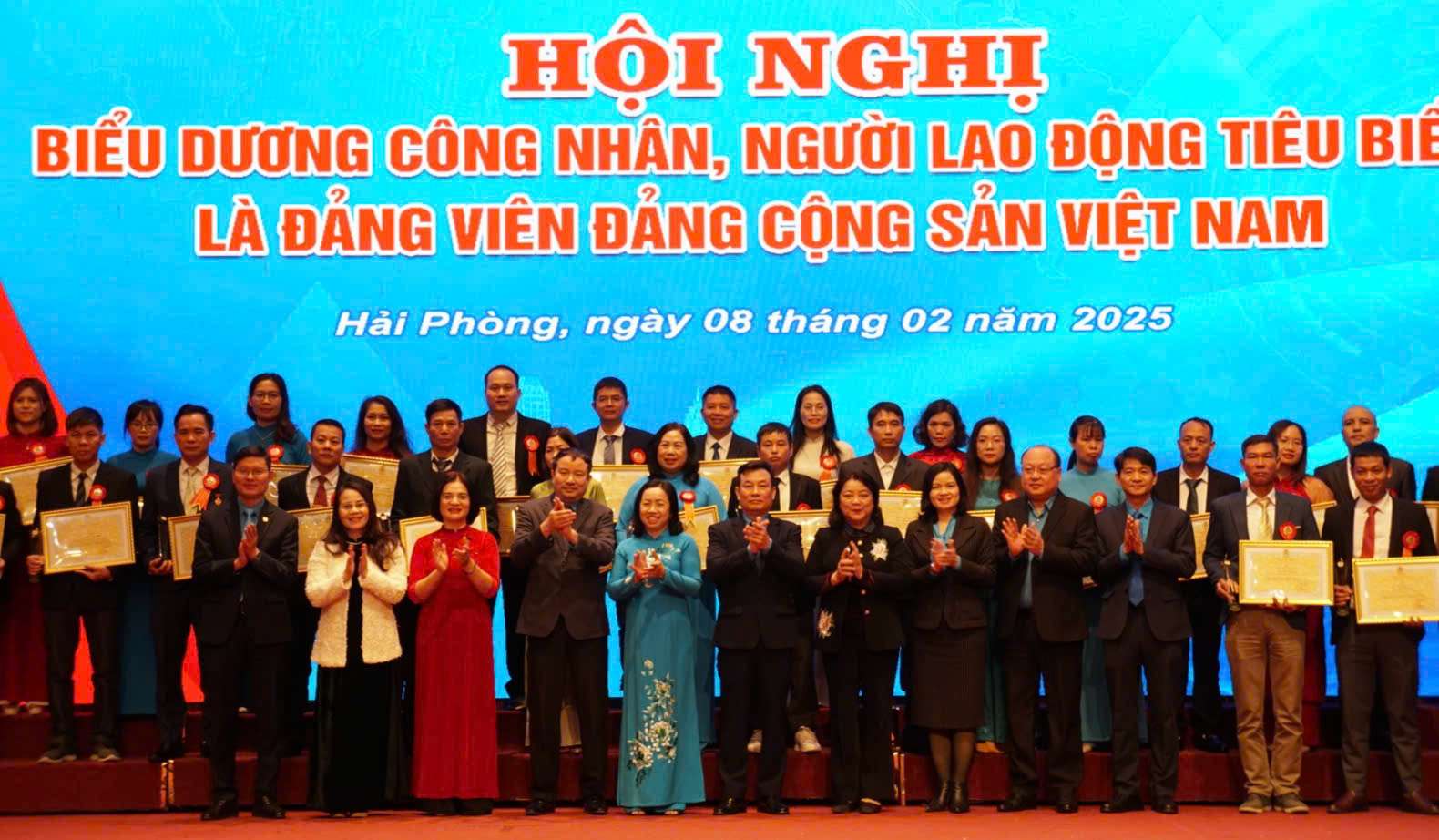 Hai Phong City Federation praised the party member as a typical employee. Photo: Cong Hoa
