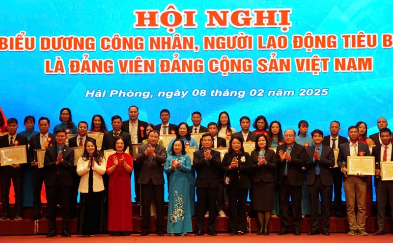 Hai Phong City Federation praised the party member as a typical employee. Photo: Cong Hoa