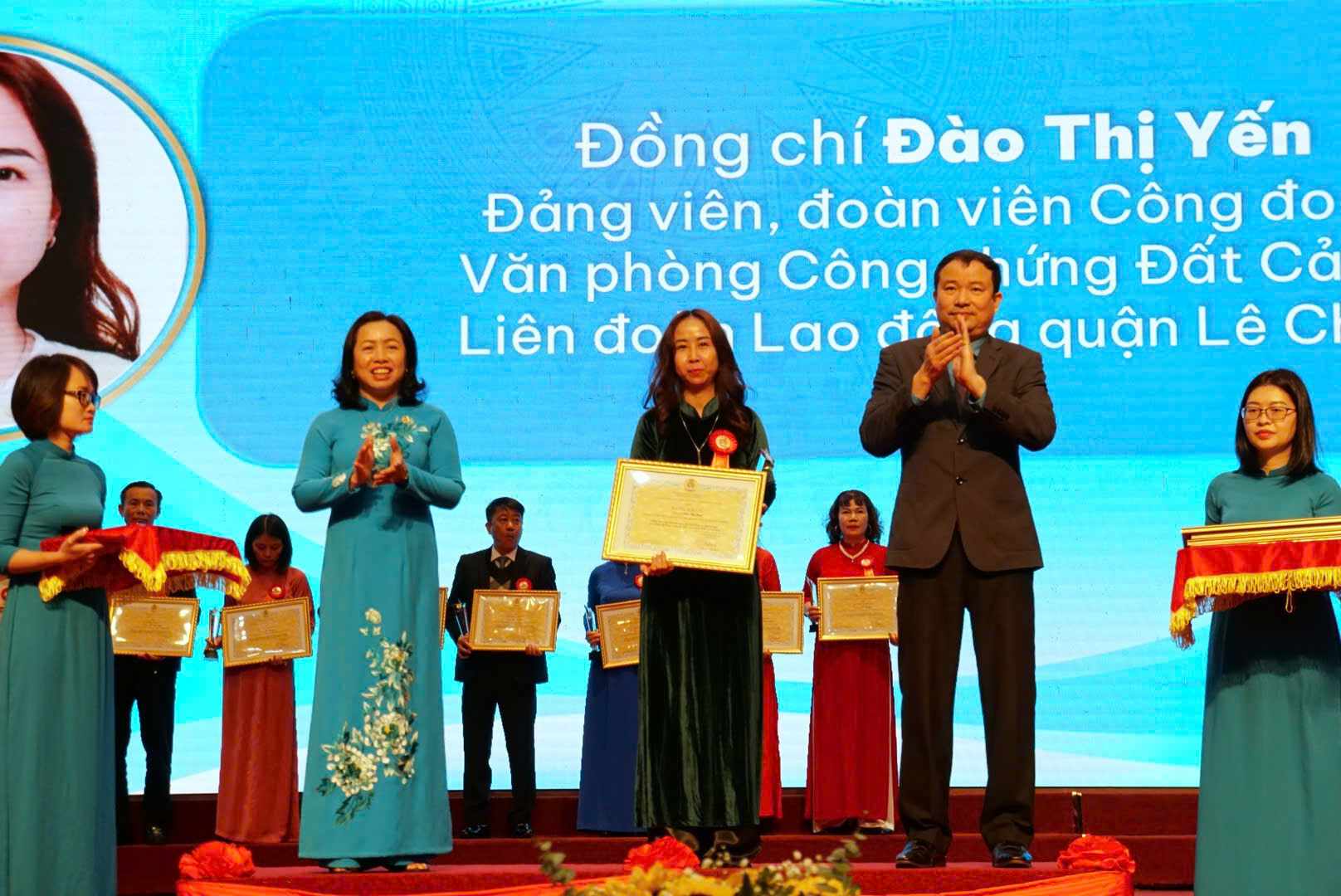 Bà Thái Thu Xương - Phó Chủ tịch Thường trực Tổng Liên đoàn Lao động Việt Nam trao biểu trưng cho đảng viên là người lao động tiêu biểu. Ảnh: Công Hòa