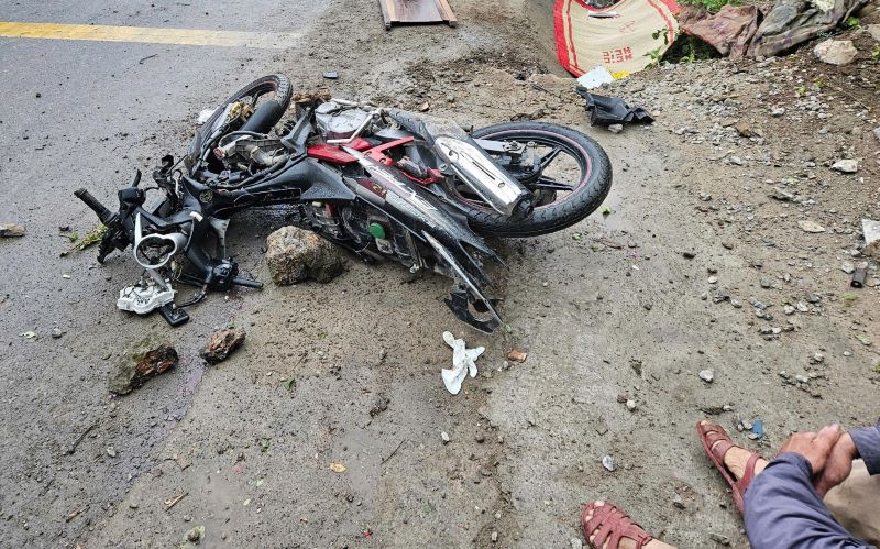 The scene of the traffic accident killed male workers. Photo: H.nguyen