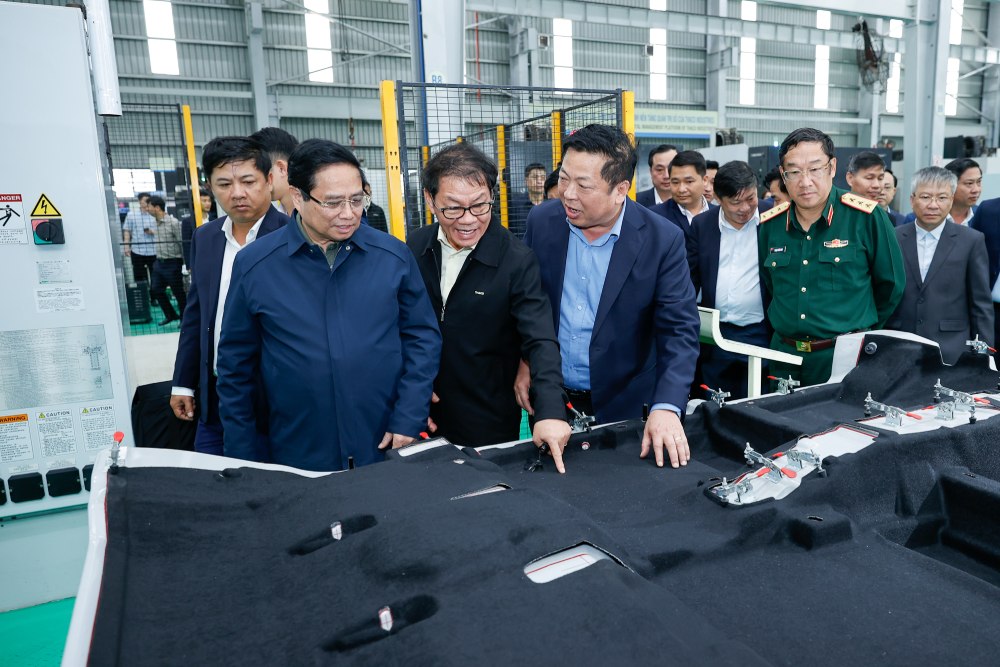 Politburo member, Prime Minister Pham Minh Chinh and the survey delegation at Thaco Group. Photo: VGP/Nhat Bac