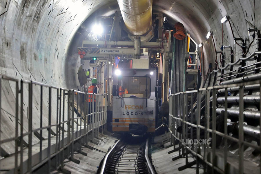 Close -up of the train running in the tunnel of Metro Nhon - Hanoi Station