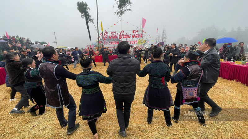 Nguoi dan va du khach tay trong tay vui dieu xeo tai hoi Gau Tao.