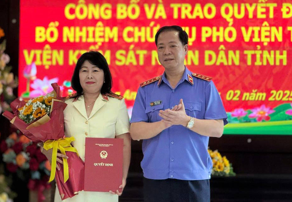 Ms. Tong Thi Kim Huong received the appointment decision. Photo: Long An People's Procuracy