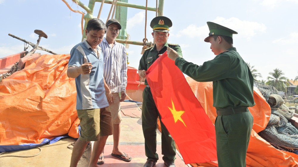 Ho tro ba con ngu dan thay co To quoc truoc luc ra khoi. Anh: Xuan Nhi