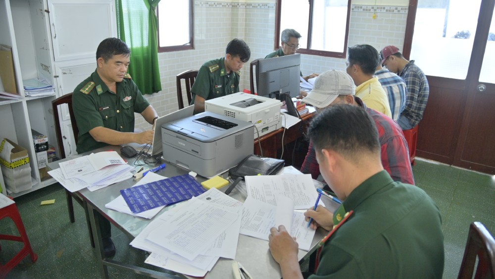 Border Guard Station officials are long for fishermen for fishermen to go to the first day of the year. Photo: Xuan Nhi