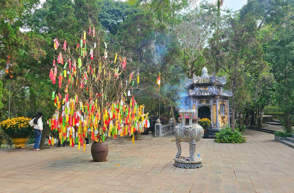 Many pieces of paper bridge are hung on the desired tree at Tu Hieu pagoda. Photo: Nguyen Luan.