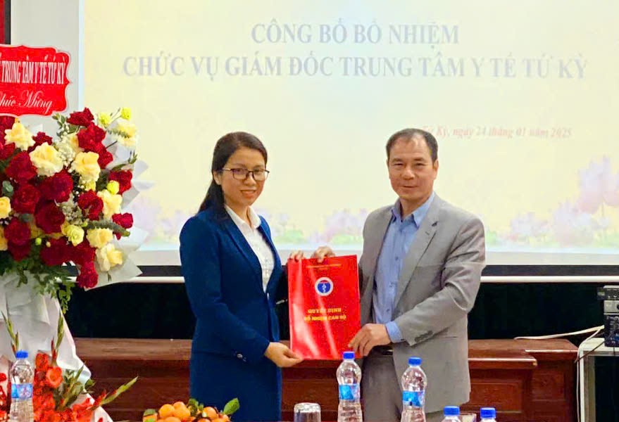Deputy Director of Department of Health Pham Huu Thanh handed over the decision to appoint the new Director of Tu Ky Medical Center Nguyen Thi Mai Ly. Photo: Hai Duong Department of Health