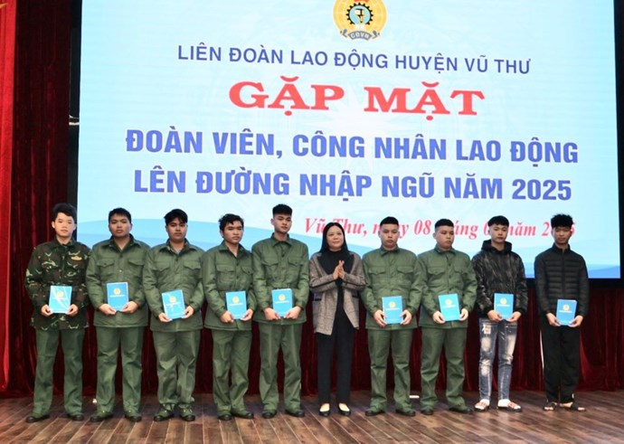 Gặp mặt tặng quà 95 công nhân ở Thái Bình chuẩn bị nhập ngũ