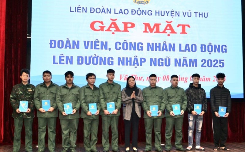 Chairman of the People's Committee of Vu Thu District (Thai Binh Province) Pham Thi Nhu Phong presented gifts to congratulate the recruits as members and workers who were preparing to enlist in 2025. Photo: Ba Manh Manh