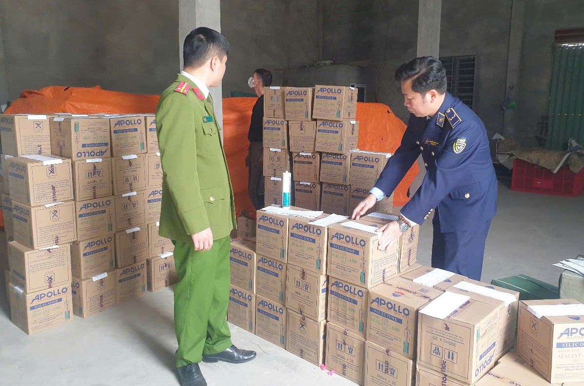 The Market Management Department (QLTT) of Hai Duong province has discovered 2,400 bottles of fake glue. Photo: Hai Duong Provincial Administration Department