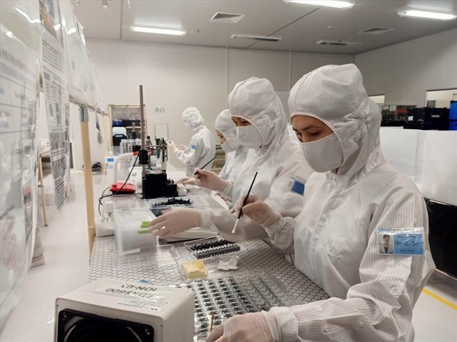 Hai Duong guides the cold season health care for the community and workers. Photo: Dieu Thuy