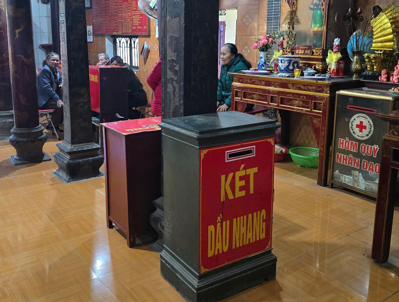 Trong cùng một không gian thờ tự tại đền Dâu nhưng lại tồn tại cả "hòm công đức" và "két dầu nhang" và do 2 tổ chức khác nhau quản lý. Ảnh: Nguyễn Trường