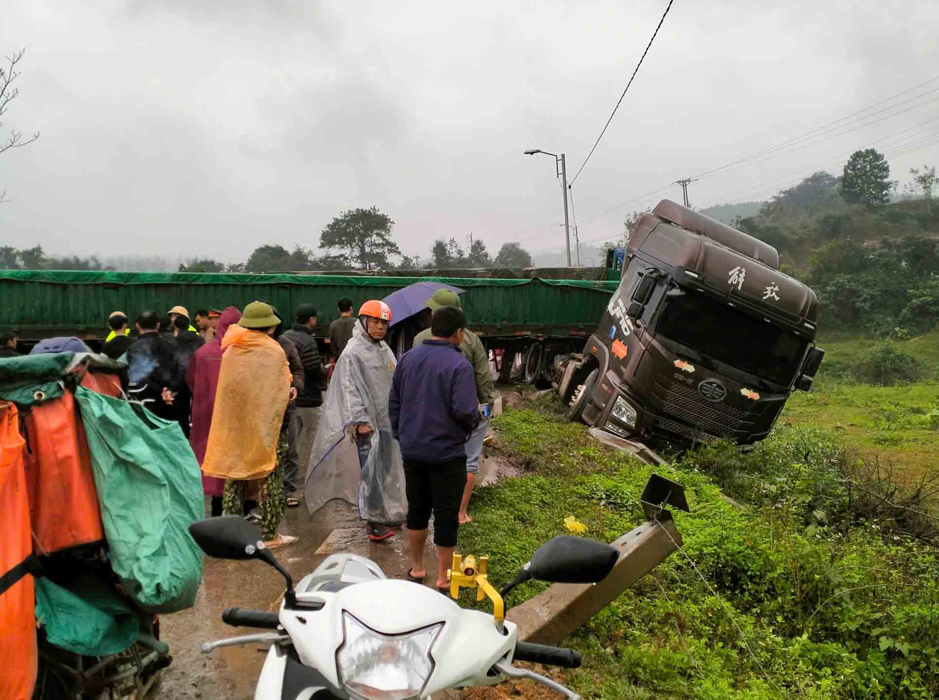 The scene of the accident accident of the Laos BKS UN 17XX lost the road to block the road causing traffic congestion. Photo: Ha Linh.