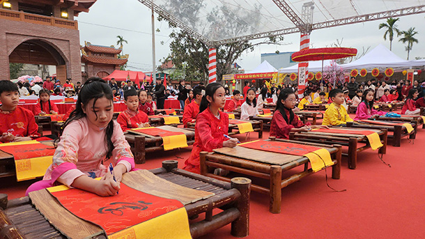 The students attended the opening ceremony at the beginning of the spring at the Nguyen Nguyen Moc memorial area in Thuy Nguyen City. Photo: Mai Chi