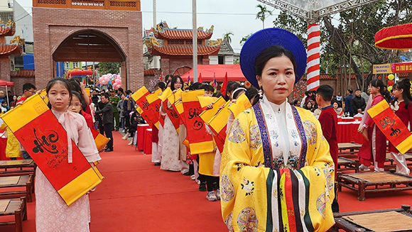 Sau khi hoan tat khai but, nhung buc thu phap duoc hoc sinh dua vao Den tho Trang nguyen Le Ich Moc dang le. Anh: Mai Chi