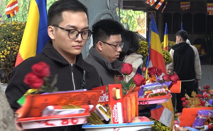 Young people race to Ha Cau Duyen pagoda, "run KPI" to get married
