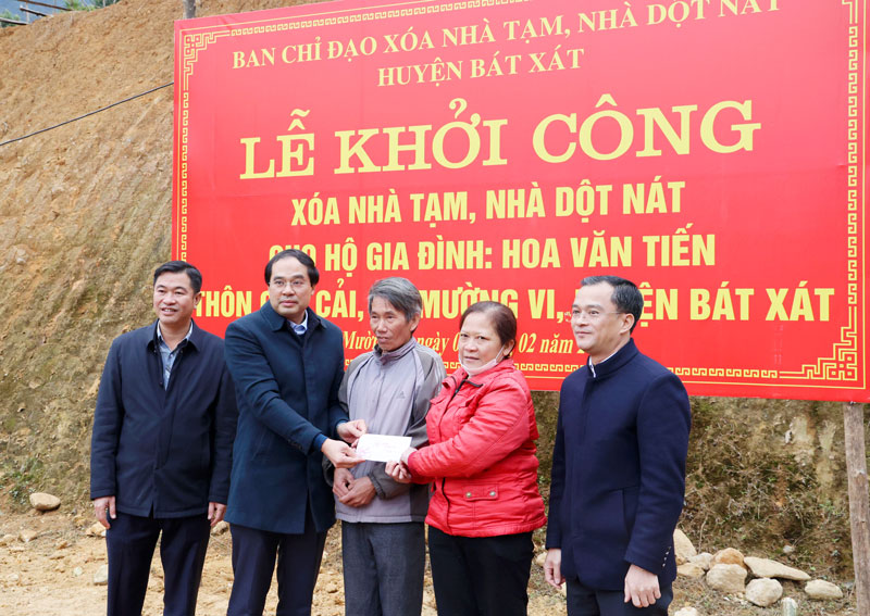 Secretary of the Provincial Party Committee - Chairman of Lao Cai People's Committee Trinh Xuan Truong presented gifts to a family in Muong Vi commune, Bat Xat district. Photo: Cao Cuong