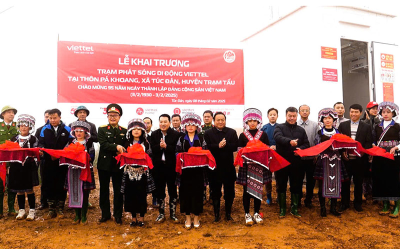 Delegates cut ribbons to open mobile broadcasting stations in Tram Tau district, Yen Bai province. Photo: Hong Duyen