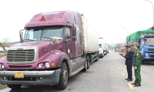 Phương tiện xuất khẩu hàng hóa qua qua Lối mở cầu phao tạm Km3+4 Hải Yên, TP Móng Cái. Ảnh: Cổng TTĐT Móng Cái