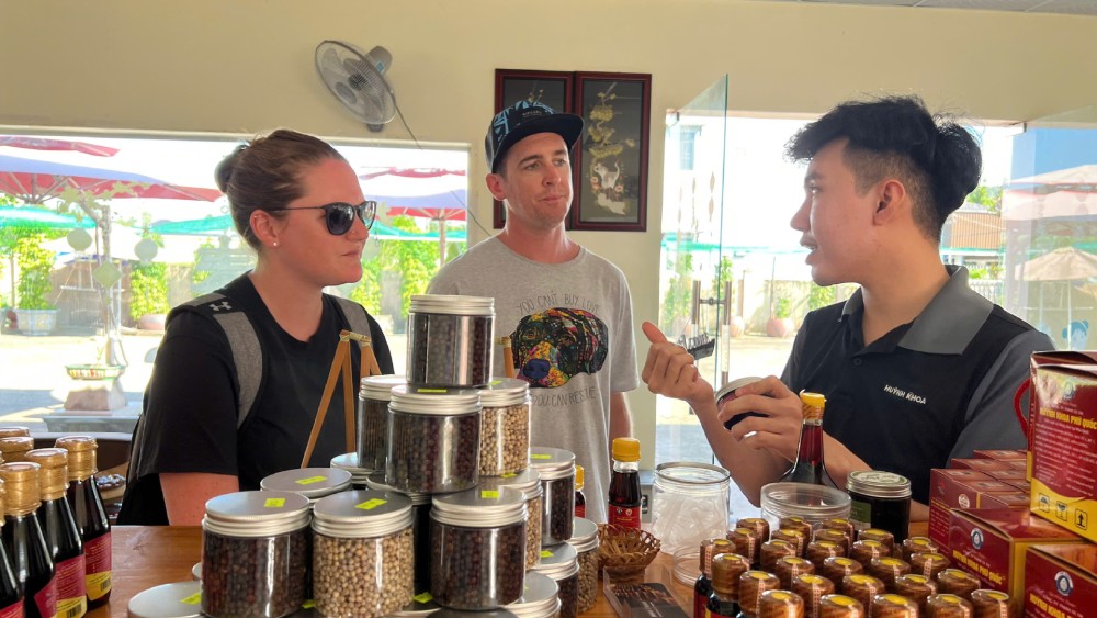 Du khach trong va ngoai nuoc thich thu voi dac san nuoc mam, ho tieu cua Phu Quoc. Anh: Xuan Nhi