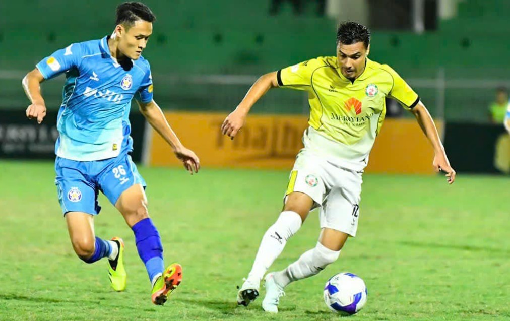 The Danang Club (Green) won 2-1 against Binh Dinh. Photo: QNBD FC