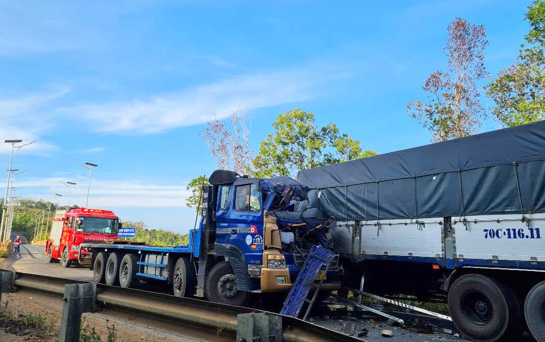 The traffic accident caused 2 cars to be deformed, 2 drivers injured. Photo: Lam Hong