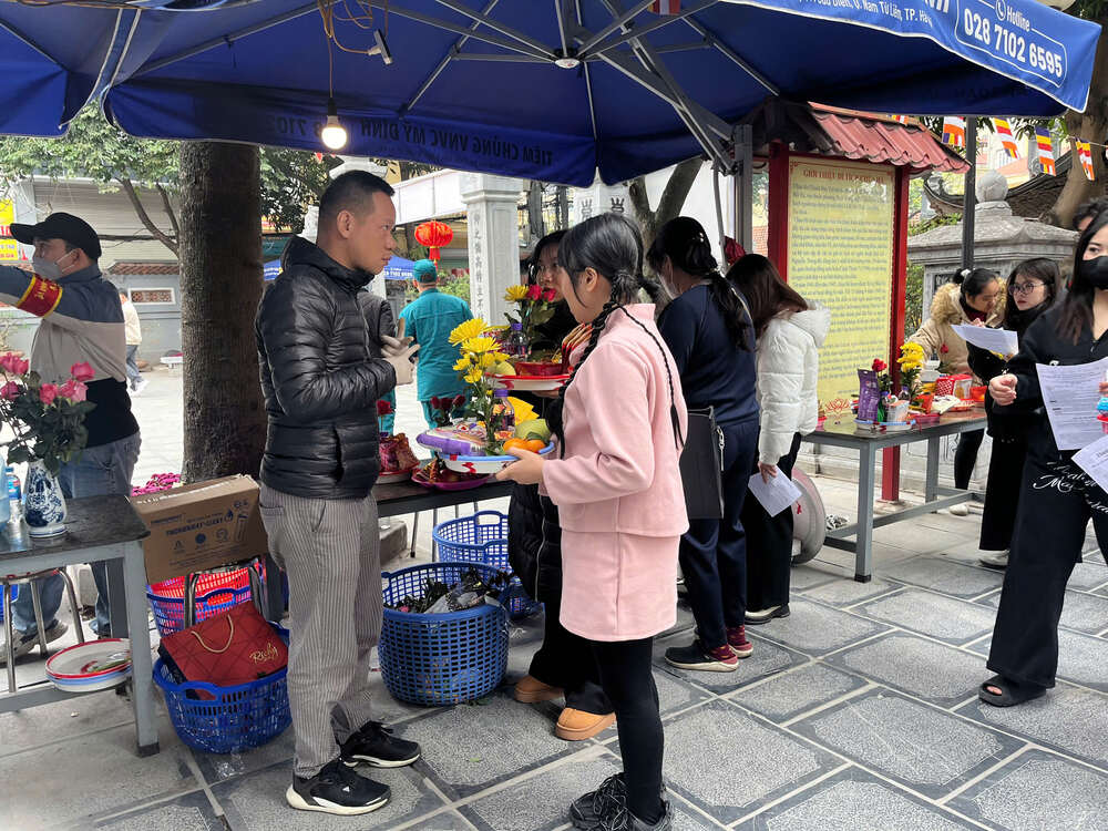 Du khách có thể mua lễ cũng như bài khấn ở ngay cổng chùa. Ảnh: Lam Hải