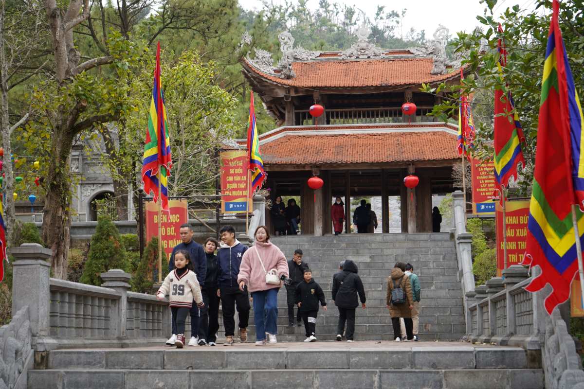 The temple of Chu Van An teacher in Hai Duong attracts visitors on the first day of the year. Photo: Bang Tam