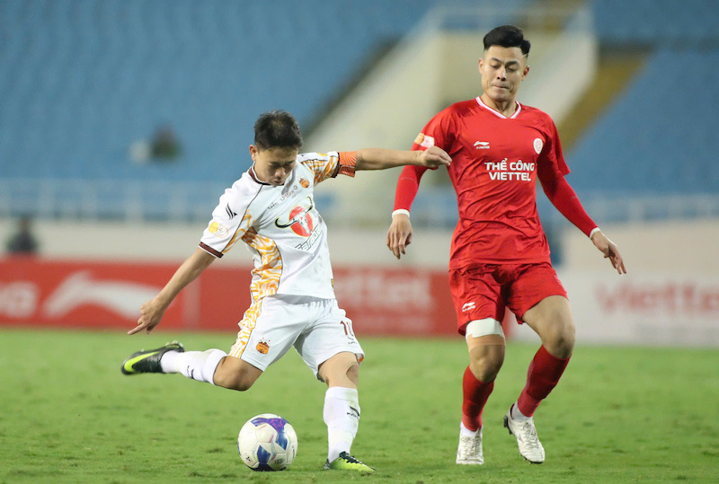 Hoang Anh Gia Lai lost 1-2 before Viettel's attack in the 12th round of V.League 2024-2025. Photo: Minh Anh