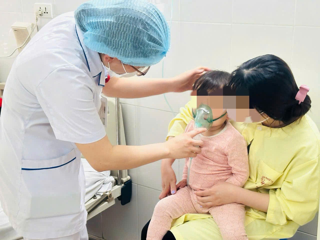 When a child shows signs of suspicion of flu, a doctor needs a doctor. Photo: Thanh Dang