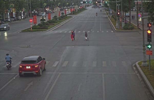 Cars passing a red light at Hung Vuong - Xuong Giang intersection, Bac Giang city was punished. Photo: Bac Giang Police