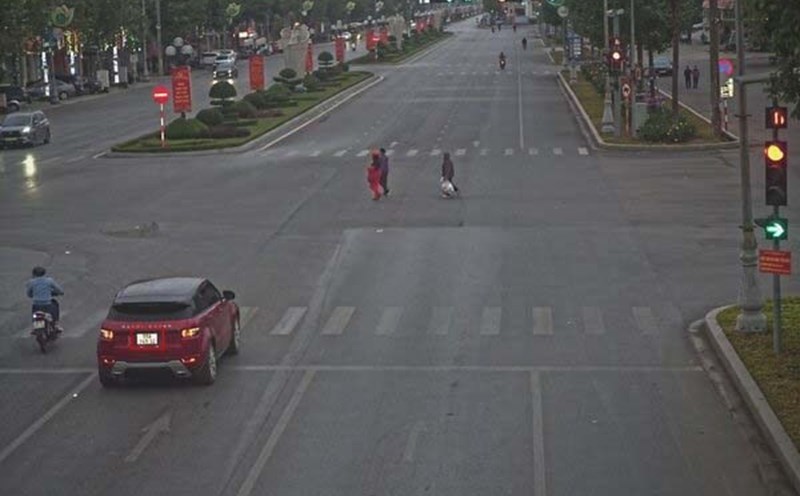 Cars passing a red light at Hung Vuong - Xuong Giang intersection, Bac Giang city was punished. Photo: Bac Giang Police