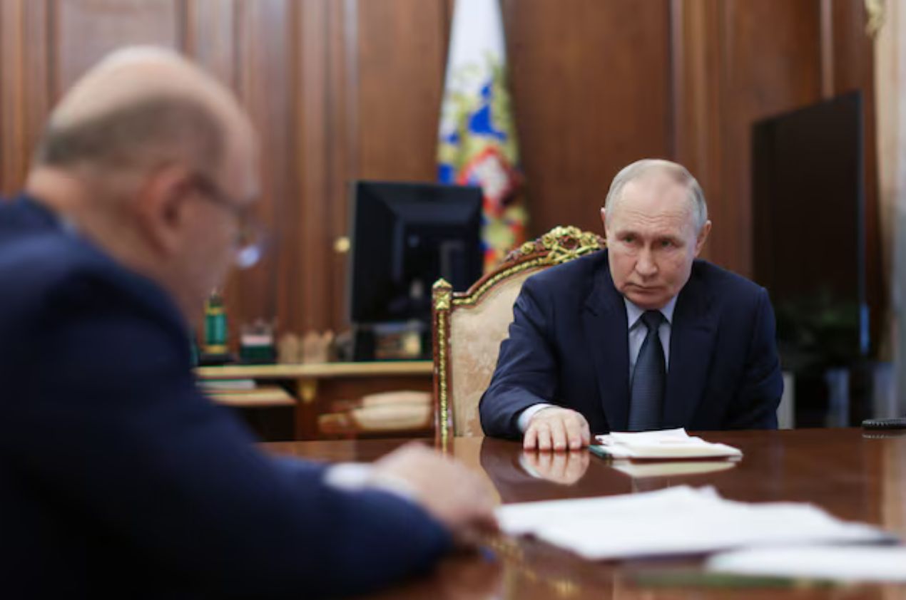 Russian Prime Minister Mikhail Mishustin (left) reported to President Vladimir Putin on the Russian economic situation, July 7, 2025. Photo: Kremlin