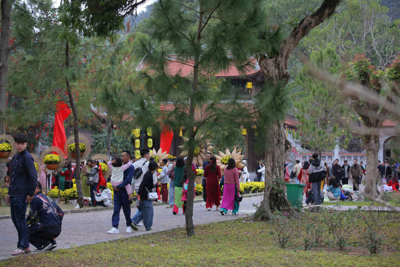 Hang nghin nguoi dan trong tinh Hai Duong va du khach thap phuong den tham quan, van canh tai Khu di tich quoc gia dac biet Con Son – Kiep Bac. Anh: Mai Huong 