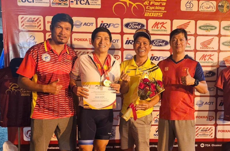 racer Hoang Hai Nam (2nd from left) won the gold medal in the content for the 60-year-old and above Asian College Cycling Championship 2025. Photo: FBNV
