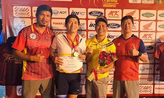 Tay đua Hoàng Hải Nam (thứ 2 từ trái sang) giành huy chương vàng nội dung dành cho lứa tuổi 60 trở lên Giải vô địch xe đạp đường trường châu Á 2025. Ảnh: FBNV