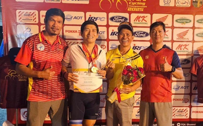 racer Hoang Hai Nam (2nd from left) won the gold medal in the content for the 60-year-old and above Asian College Cycling Championship 2025. Photo: FBNV