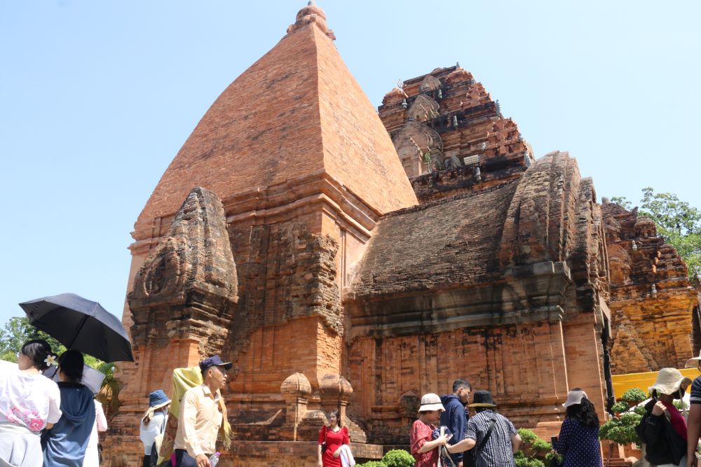 The Ba Ponagar Tower Festival is the largest festival in the South Central region with the participation of many people and pilgrimages. Photo: Phuong Linh