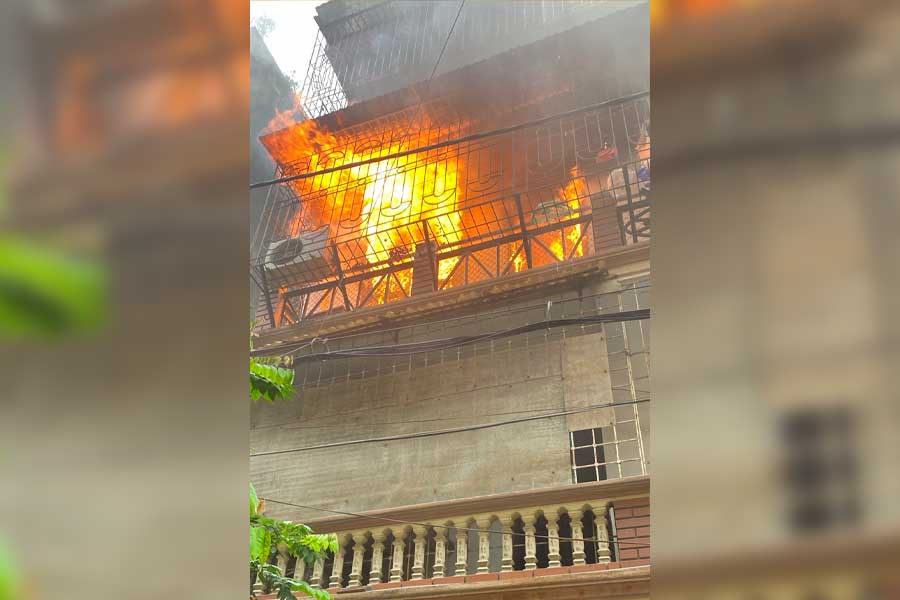 The fire in A14 dormitory, lane 120 Hoang Quoc Viet (Hanoi). Photo: Phuong Lan