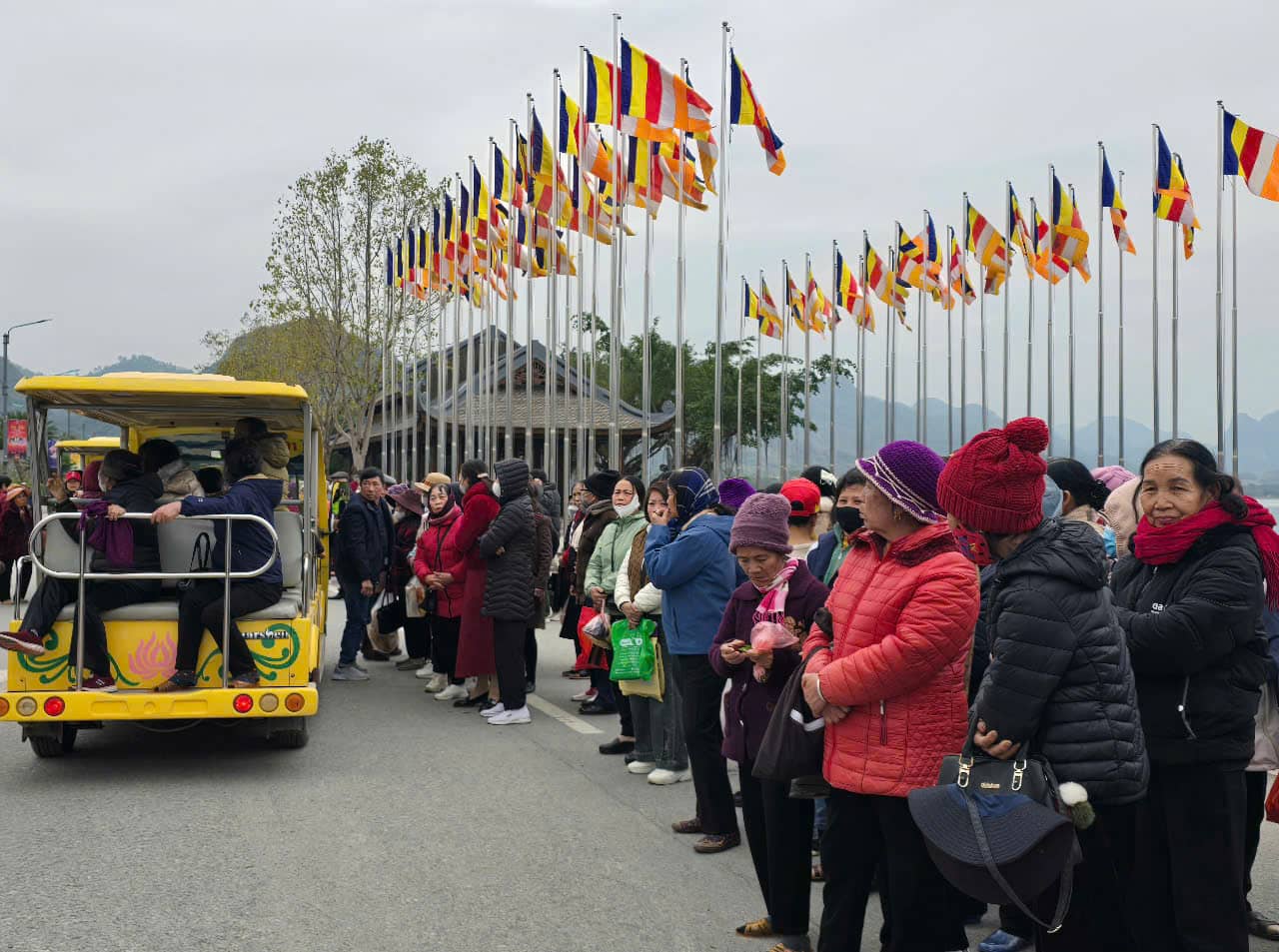 On 9.2, tens of thousands of people and tourists flocked to Tam Chuc Pagoda, (in Ba Sao ward, Kim Bang town, Ha Nam province) on the opening day. Photo: Nguyen Hai